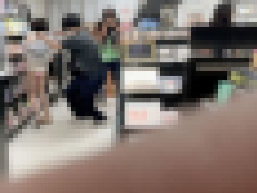 【禁断のスカートめくり】純白Tの美人妻と史上最大、驚愕の結末　CDショップでの事件【逆さ撮り】　サンプル画像3