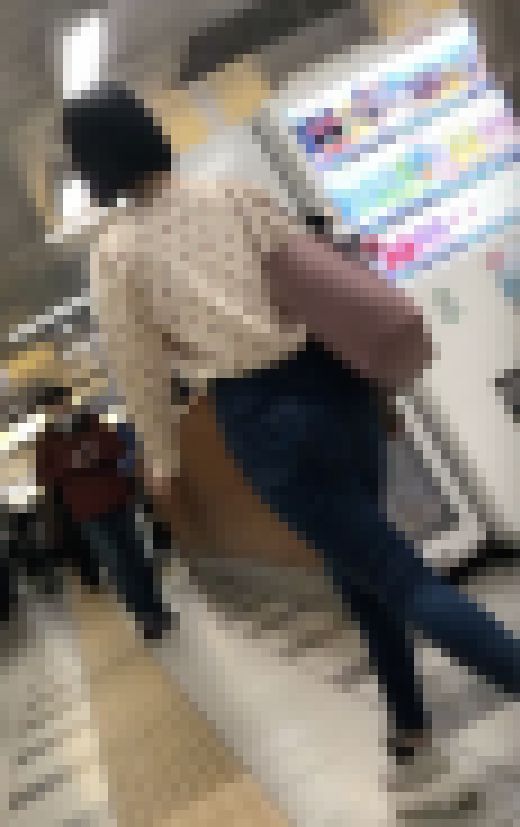 058 超ムッチムチのスキニージーンズ美女に超接近　サンプル画像1