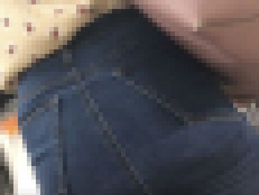 058 超ムッチムチのスキニージーンズ美女に超接近　サンプル画像2