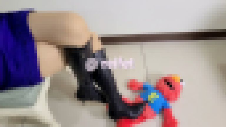 ブーツでぬいぐるみ踏みながら言葉責め サンプル画像