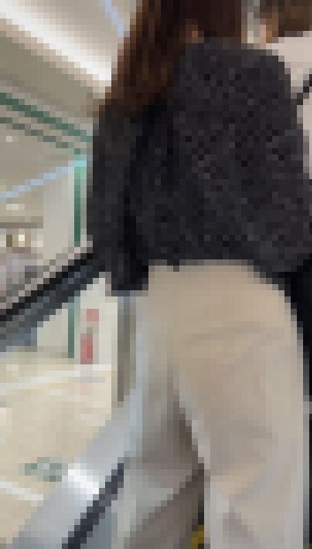 街撮り　エスカレーター　ホワイトパンツ　クロッチ　アンクル　ヒール　パンティーライン サンプル画像