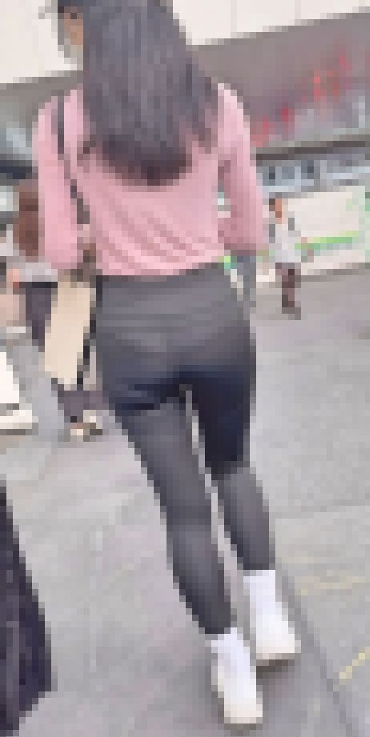 フィットネスで鍛えたモデルボディ＋柔らかな美巨尻にパンティラインのシワで男を誘惑！ 下品な黒レギンス お姉さん編　サンプル画像2