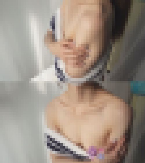 [ワクチン接種]ズリ下げられ過ぎて乳首モロ出し！そのまま気付かず正面おっぱい有り[胸チラ]　サンプル画像1
