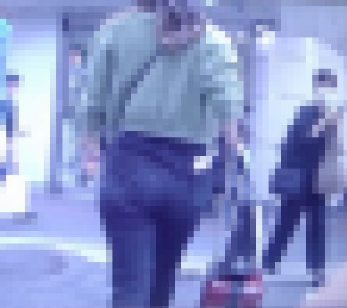 激カワ美少女がタイトなデニム履いてデカ尻ふって歩いてるよ　サンプル画像2