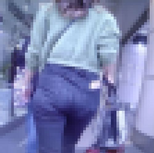 激カワ美少女がタイトなデニム履いてデカ尻ふって歩いてるよ　サンプル画像3