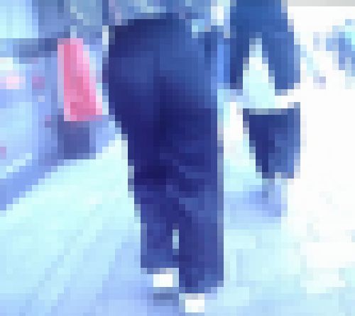 若くてピチピチの美少女が大きなお尻でピタパンモッコリふって歩いてるよ サンプル画像