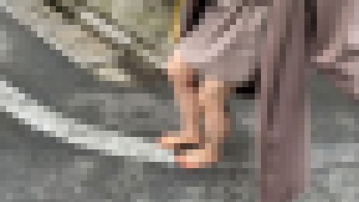 【完全裸足】第20弾！冬の野外を裸足で歩く女性 part1　サンプル画像2