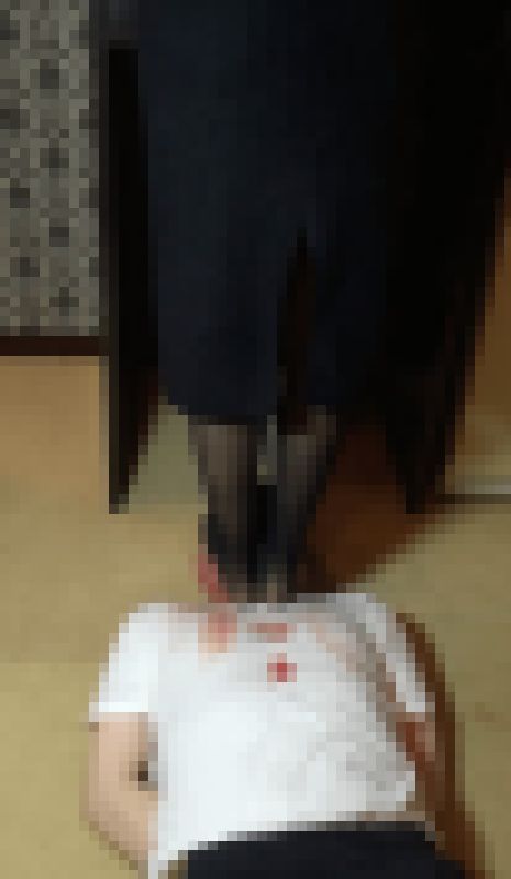 後編【顔面破壊2】黒ストで顔踏み顔蹴り踏み付け足舐め サンプル画像