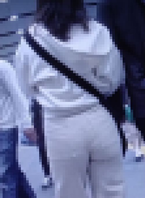 超美爆尻をした激カワ美女がピタパンパンパンにして歩いてるよ　サンプル画像2