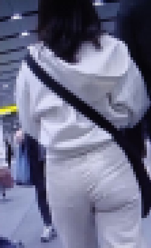 超美爆尻をした激カワ美女がピタパンパンパンにして歩いてるよ　サンプル画像3