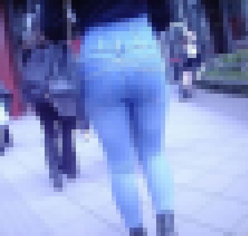 密着感が凄いスキニーデニムを履いた美女がエッチな美尻と太ももピタつかせて歩いてるよ サンプル画像1
