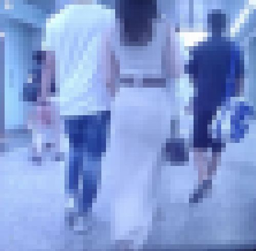 色っぽい美人お姉さんが超極薄タイトスカートで下着透かして歩いてるよ　サンプル画像1