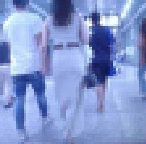 色っぽい美人お姉さんが超極薄タイトスカートで下着透かして歩いてるよ　サンプル画像2