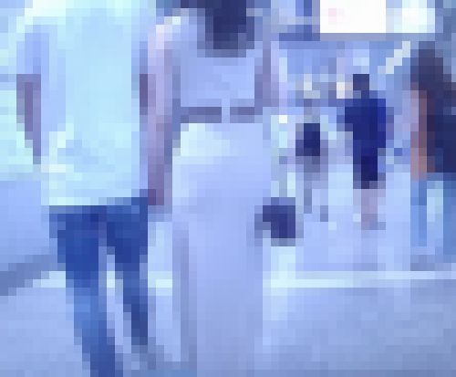 色っぽい美人お姉さんが超極薄タイトスカートで下着透かして歩いてるよ　サンプル画像3