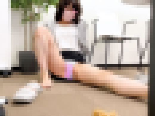 【同僚撮影バレ!!!】会議中にこれでもかとパンツを見せつけ、食い込ませる痴女社員/ブラを捲り上げ美乳も披露【巨尻/透け】　サンプル画像1