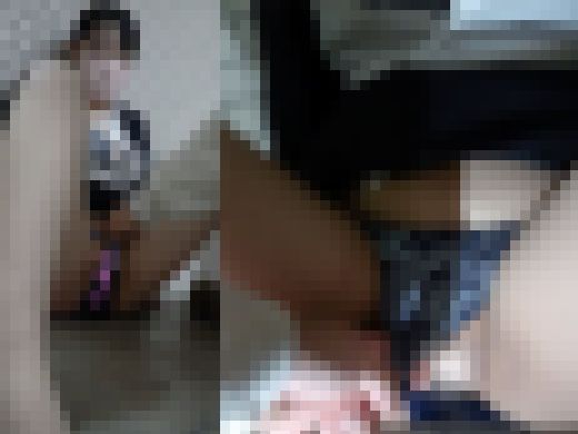 清楚系OLに泥●痴漢。美乳を晒し、パンツを食い込ませたら、目が合い逃げられました。【胸チラ/パンチラ】　サンプル画像2