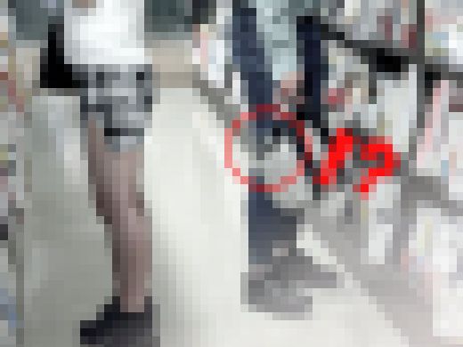 【禁断の逆さ撮り】T食い込み接写・計6発！丸出しヘンタイおじさん vs プリケツ姉さん　サンプル画像1