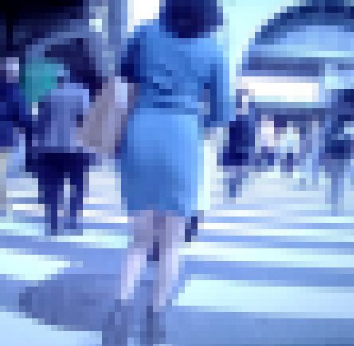 セクシースタイル抜群の美人お姉さんがタイトワンピ着てエロデカ美尻ふって歩いてるよ サンプル画像