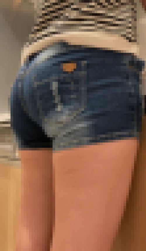 姉 こたつの中 ショーパンデニム 後編【家庭内盗撮】　サンプル画像3