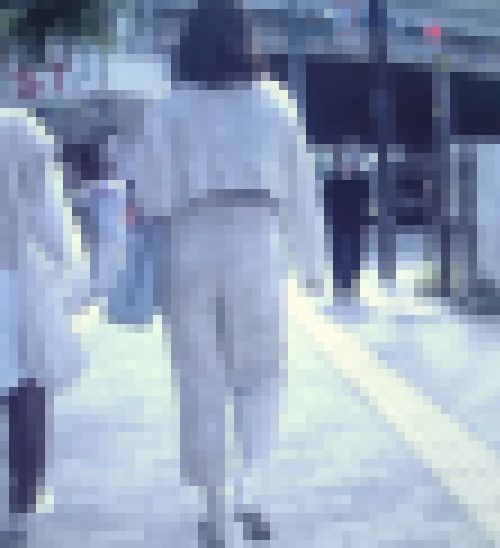 清楚系の超激カワ美少女が巨尻のワレメ見せつけながら歩いてるよ　サンプル画像1