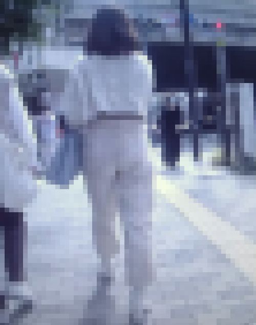 清楚系の超激カワ美少女が巨尻のワレメ見せつけながら歩いてるよ　サンプル画像2