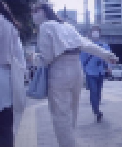清楚系の超激カワ美少女が巨尻のワレメ見せつけながら歩いてるよ　サンプル画像3