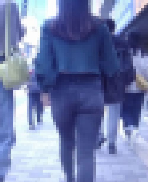 超エロカワ美女がとてつもなく大きなド美エロヒップでスキニーデニム履いて歩いてるよ　サンプル画像1