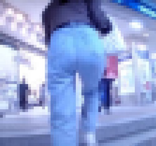 清楚系の美女がタイトなデニム履いてエッチなワレメ食い込ませて歩いて階段登ってるよ　サンプル画像1