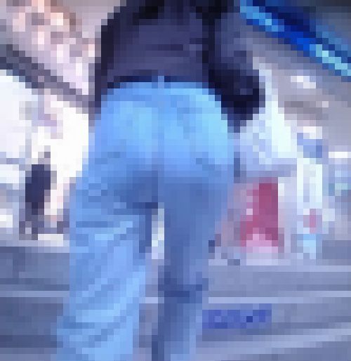 清楚系の美女がタイトなデニム履いてエッチなワレメ食い込ませて歩いて階段登ってるよ　サンプル画像2