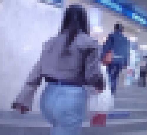 清楚系の美女がタイトなデニム履いてエッチなワレメ食い込ませて歩いて階段登ってるよ　サンプル画像3