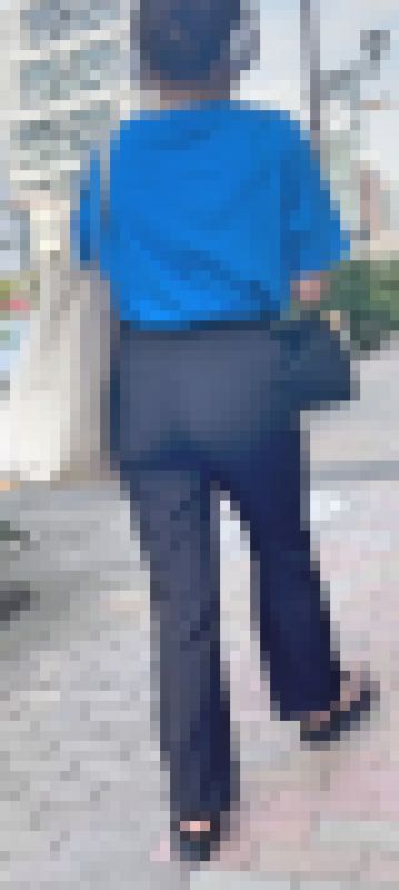 ズッシリとしたデカ尻をムニュらせつつパンティラインのシワまで見せつけて男を誘惑! 下品なパンツスーツお姉さん編 サンプル画像