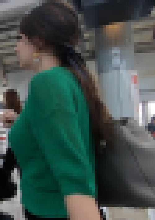 サマーニットでぷるんと揺れる美女　サンプル画像2