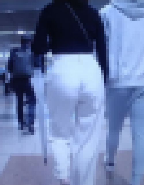 スタイル抜群の清楚系美少女がピタパン履いてクビレラインからの超美巨尻パンパンにさせて尻ワレメ強調して歩いてるよ　サンプル画像2