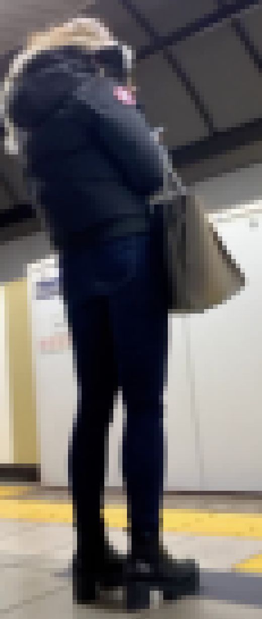 069 ピッタリ張り付くお姉さんのスキニー尻 サンプル画像3