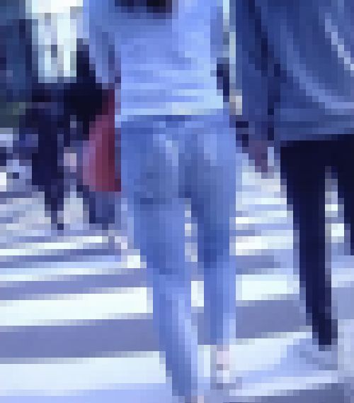 エロそうな色っぽいお姉さん系の美女がデニム履いてお尻ピタつかせて歩いてるよ サンプル画像