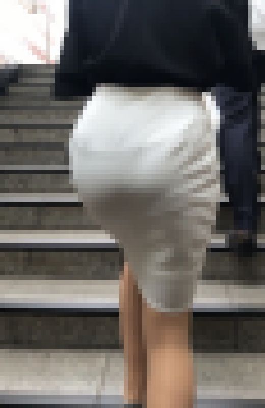 【好評再販SALE】どエロいセレブ風の熟女のデカ尻！白のタイトスカートがパンティーラインをガッツリ淫乱女を演じている【152】　サンプル画像3