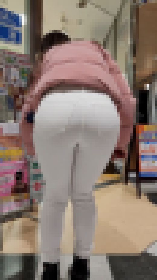 【白スキニージーンズ】デカ尻お姉さんの縁レースパンティー透け2　サンプル画像3
