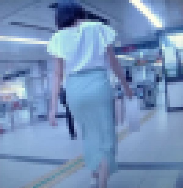 清楚系の美女がタイトスカート履いて歩いてるよ サンプル画像