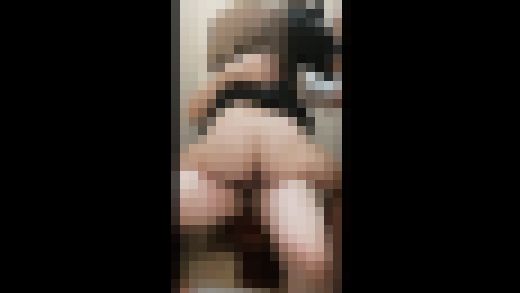 【流出】会社の便所に20歳セフレを呼び出し、上司の横でSEXに挑戦!!いつバレるかひやひやしながらフェラ＆ディープキス騎乗位で中　サンプル画像3