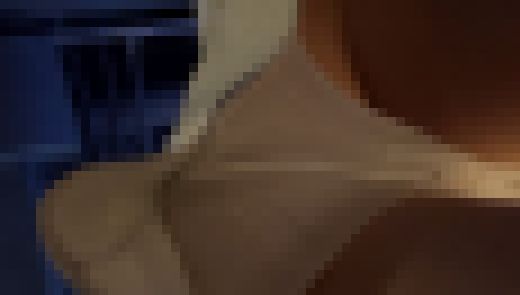 【JDパンチラ】ダーツに夢中な20歳女子大生を超絶接写　サンプル画像3