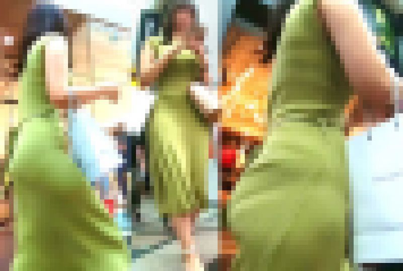 No.795プリ×2した巨尻がワンピ内で元気に揺れるキレイお姉さんに密着取材 サンプル画像