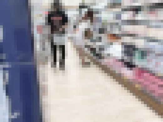 【禁断の逆さ撮り】警戒心MAXのお姉さんとバレてしまった横取り同業者　サンプル画像2