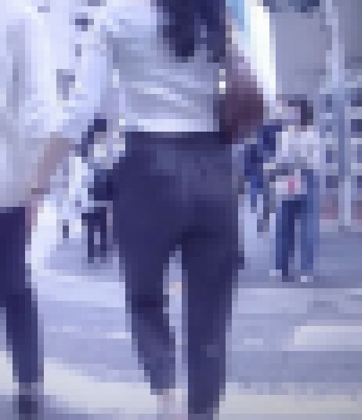 スタイル抜群の綺麗なお姉さんが光沢感のあるピタパン履いて歩いてるよ　サンプル画像3