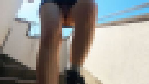 超ミニスカでマンション外階段上り下りローアングル真下撮影　サンプル画像3