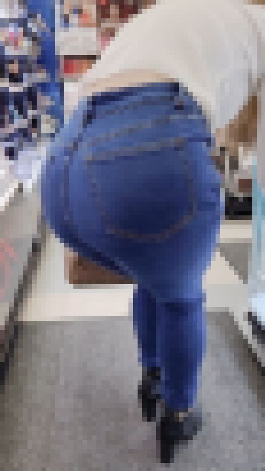 【ピチピチジーンズ】巨尻をアピールするエロそうな女　サンプル画像2