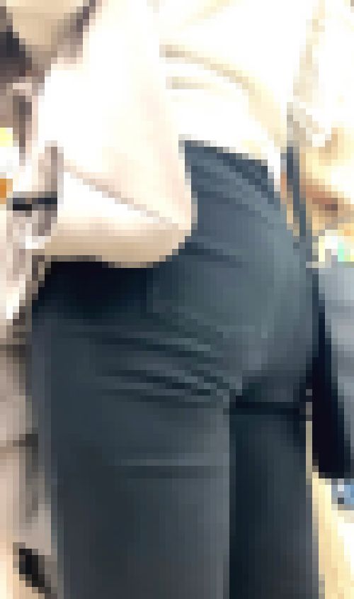 スタイル抜群の2人組を激写 ぴちぴちの黒スキニーとお尻が目立つもこもこワンピース【街中風景032】　サンプル画像2