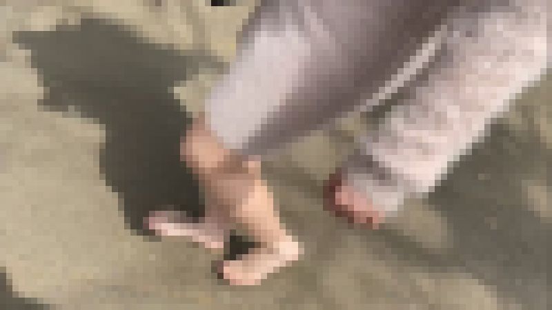 【完全裸足】第23弾！春の公園を裸足で歩く女性 サンプル画像