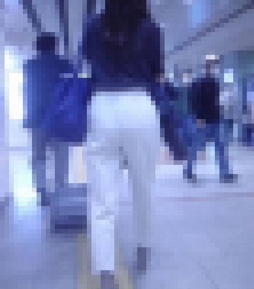 スタイル抜群で美脚美尻の清楚系美女がピタパンにイヤらしいライン出して歩いてるよ サンプル画像