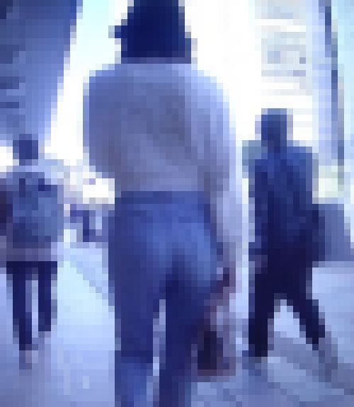たまらんエロスタイルのタイトデニム履いた極上美女が美巨尻パンパンにパツらせて歩いてるよ サンプル画像