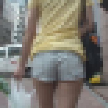 【はみ尻盗撮】はみ尻ショーパンで街中を歩く10代少女を追っかけ盗撮 サンプル画像